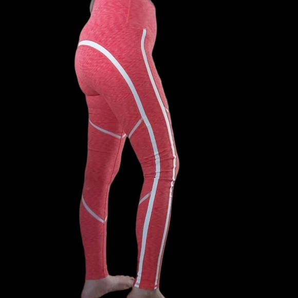 ALO Yoga Continuity Leggings . - Picture 9 of 16